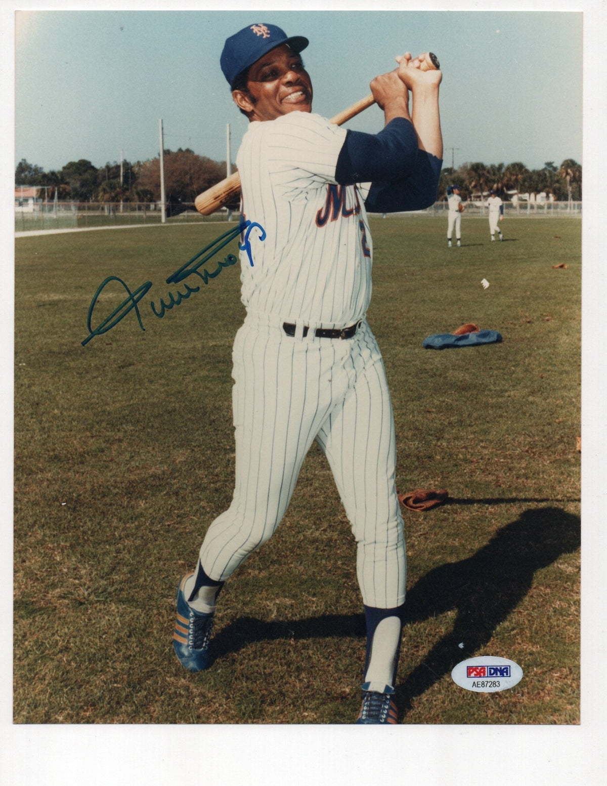 Willie Mays Signed 8x10 Photo (PSA AE87283)
